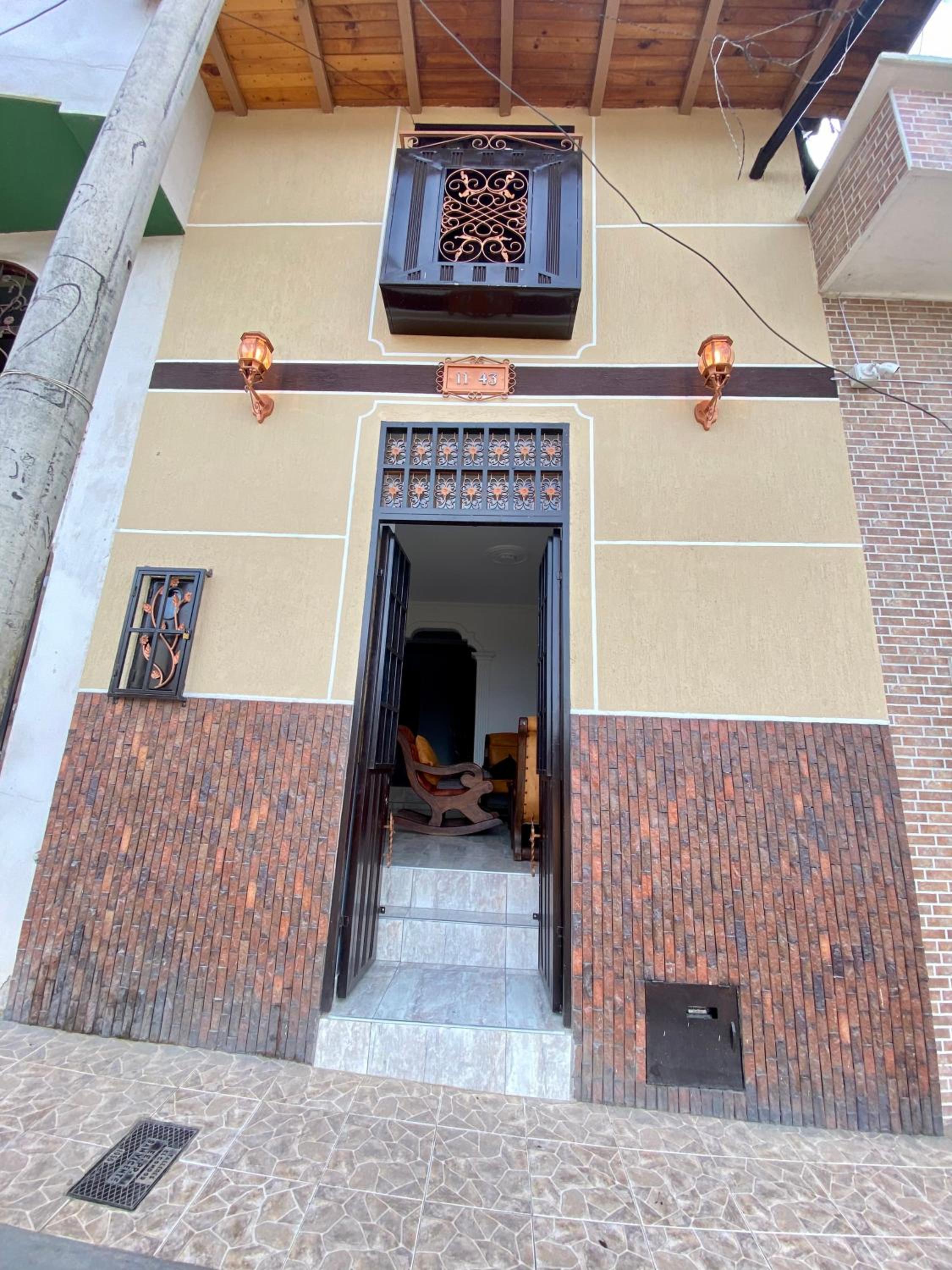 Casa rústica con terraza, en el corazón del pueblo