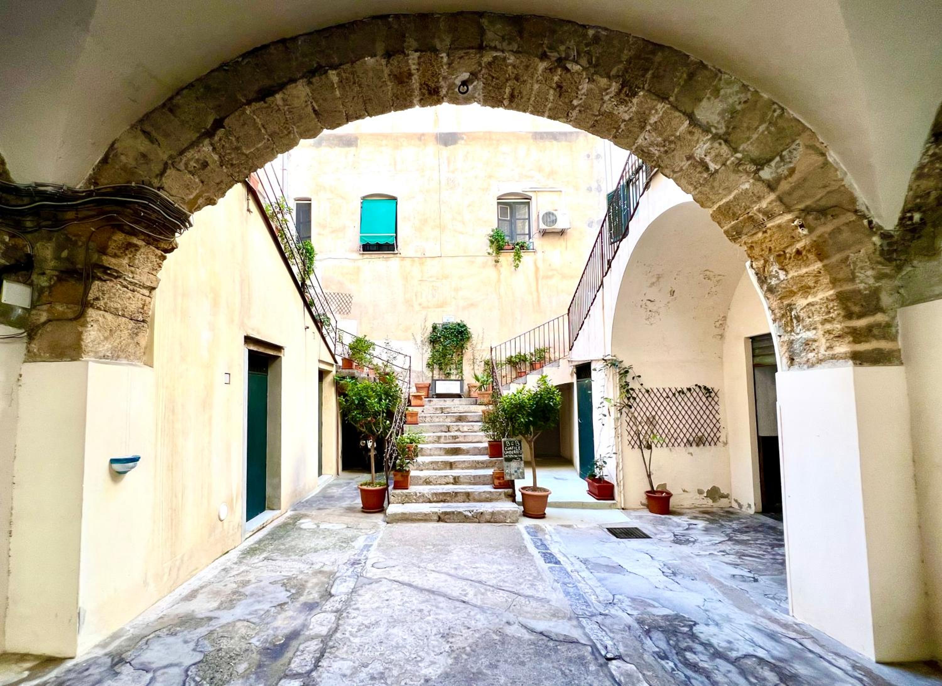 B&B Cortile Umberto I view 5