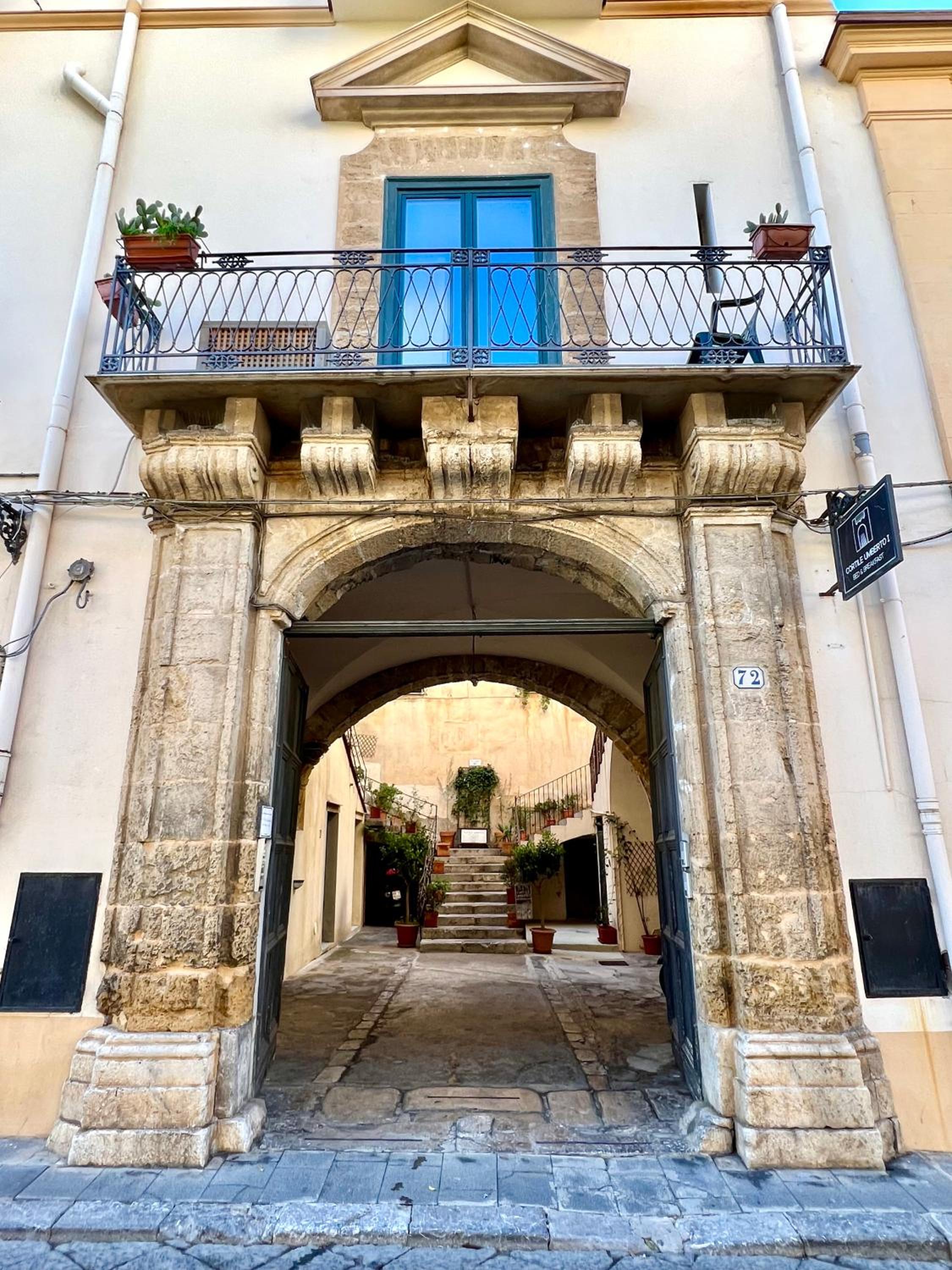 B&B Cortile Umberto I view 4