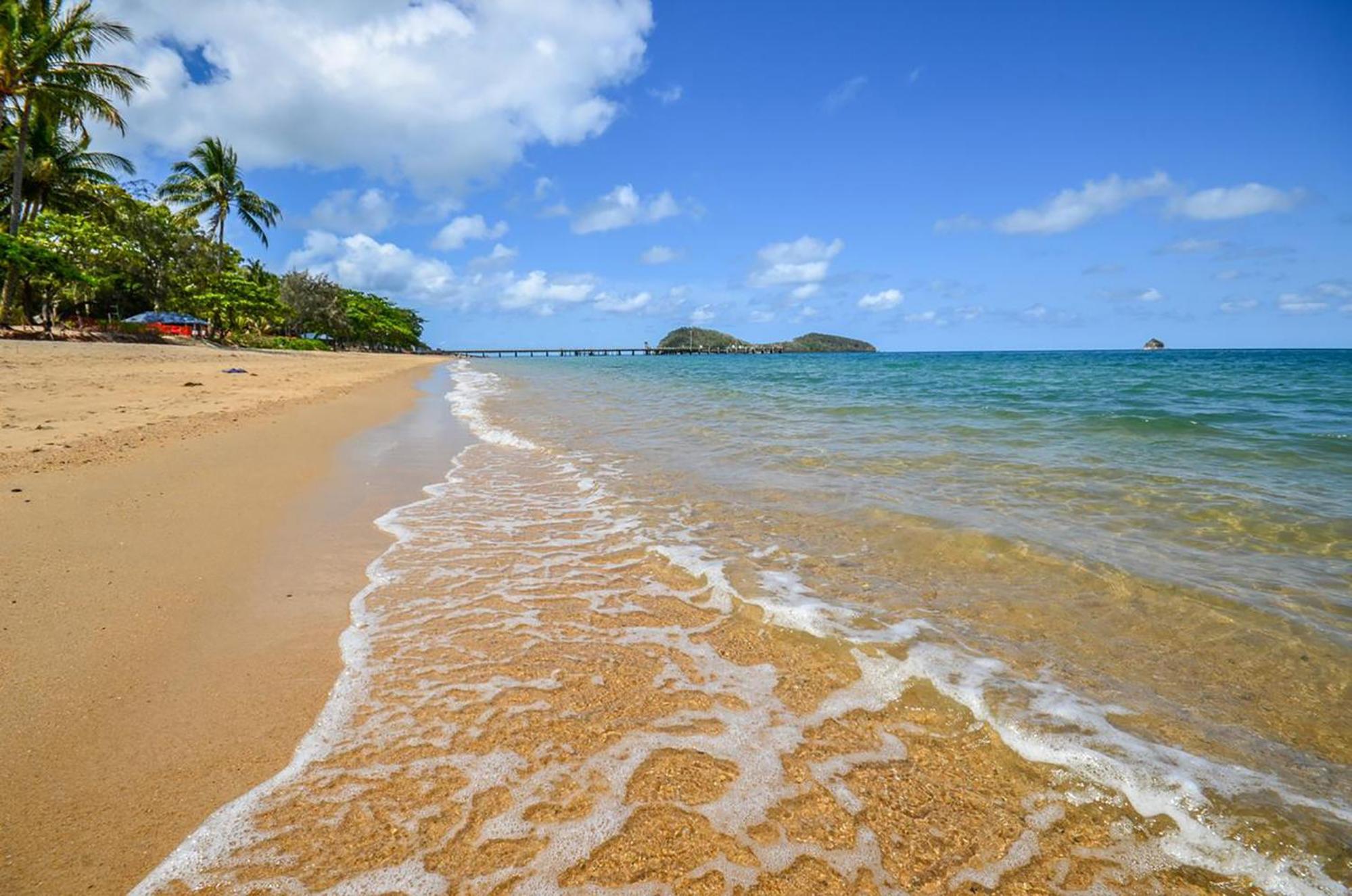 Palm Cove Beachside Apartment - Sea & Mountain Views