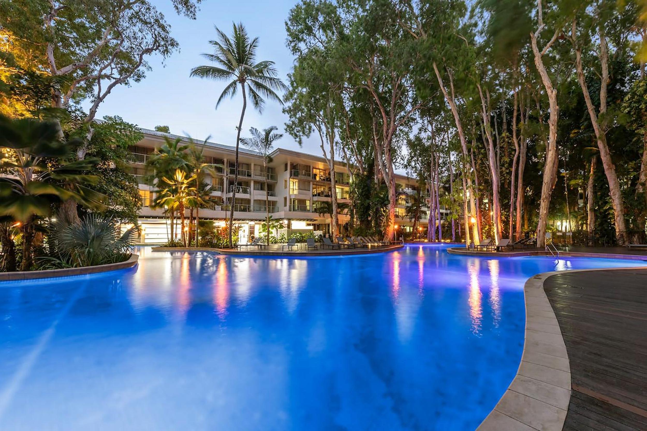 Palm Cove Beachside Apartment - Sea & Mountain Views