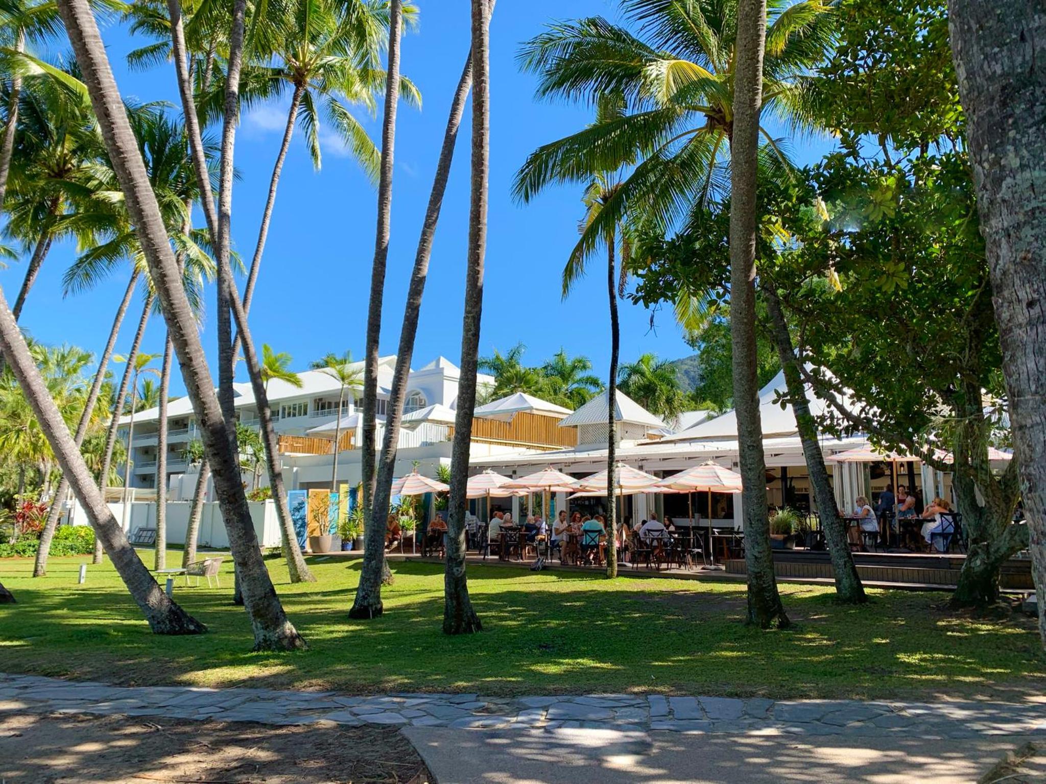 Palm Cove Beachside Apartment - Sea & Mountain Views
