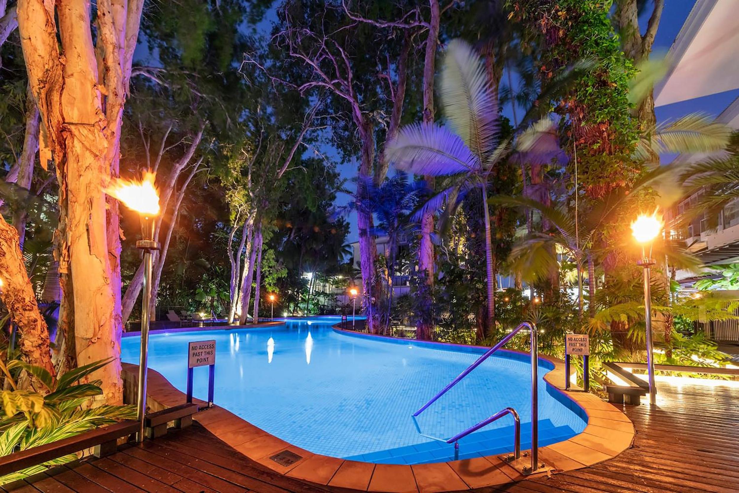 Palm Cove Beachside Apartment - Sea & Mountain Views