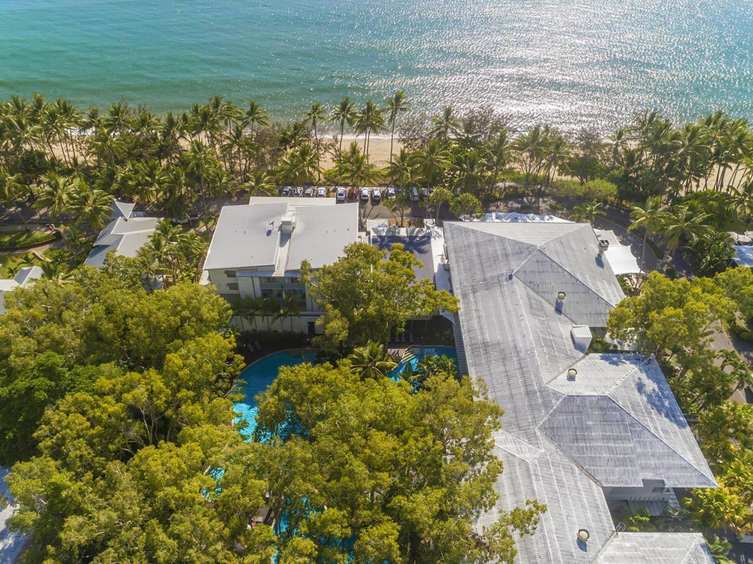 Palm Cove Beachside Apartment - Sea & Mountain Views