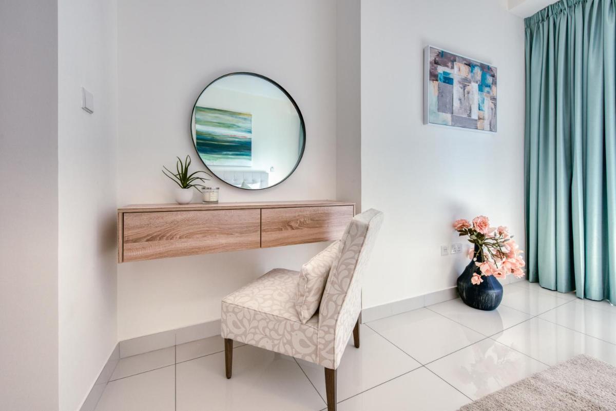 Authentic 2BR at DAMAC Heights Dubai Marina by Deluxe Holiday Homes