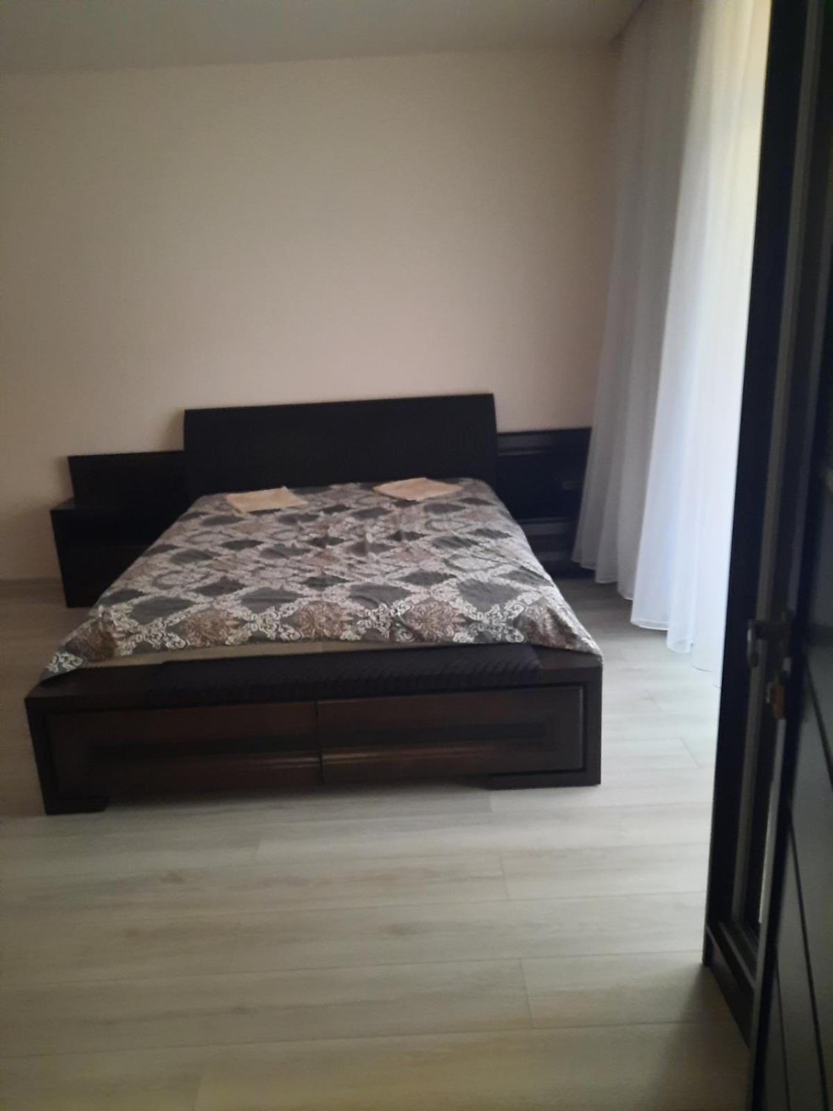 Затишок Берегово неподалік від басейнів "Спортбаза Закарпаття" і "Жайворонок" view 3