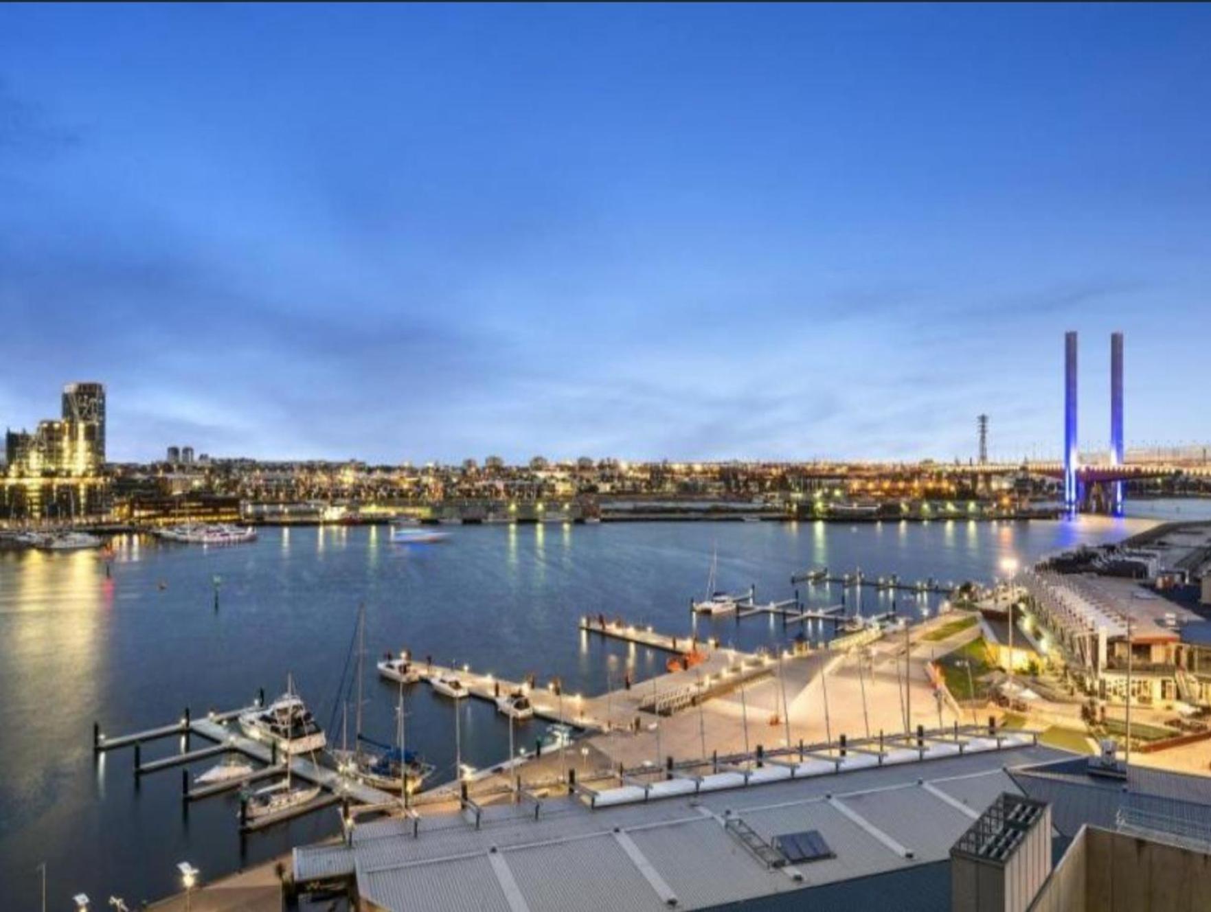 Lovely waterfront condo with swimming pool and gym in the heart of Docklands view 2