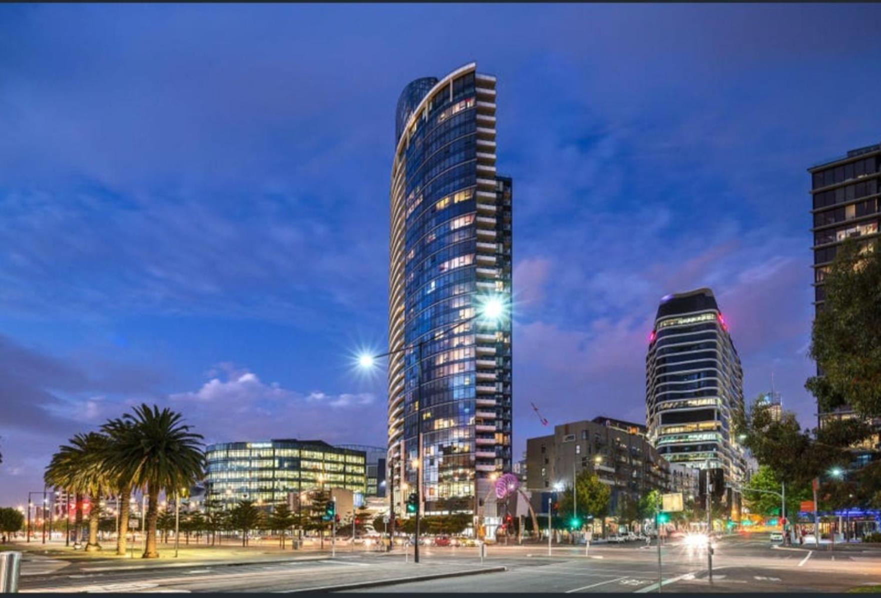 Lovely waterfront condo with swimming pool and gym in the heart of Docklands view 3