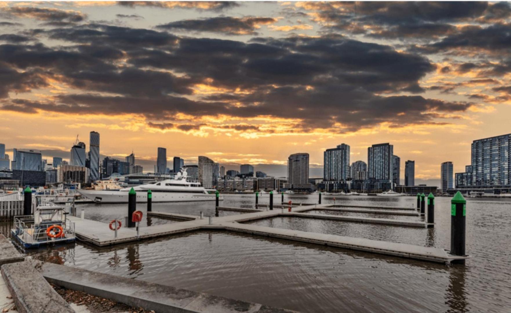 Lovely waterfront condo with swimming pool and gym in the heart of Docklands view 4