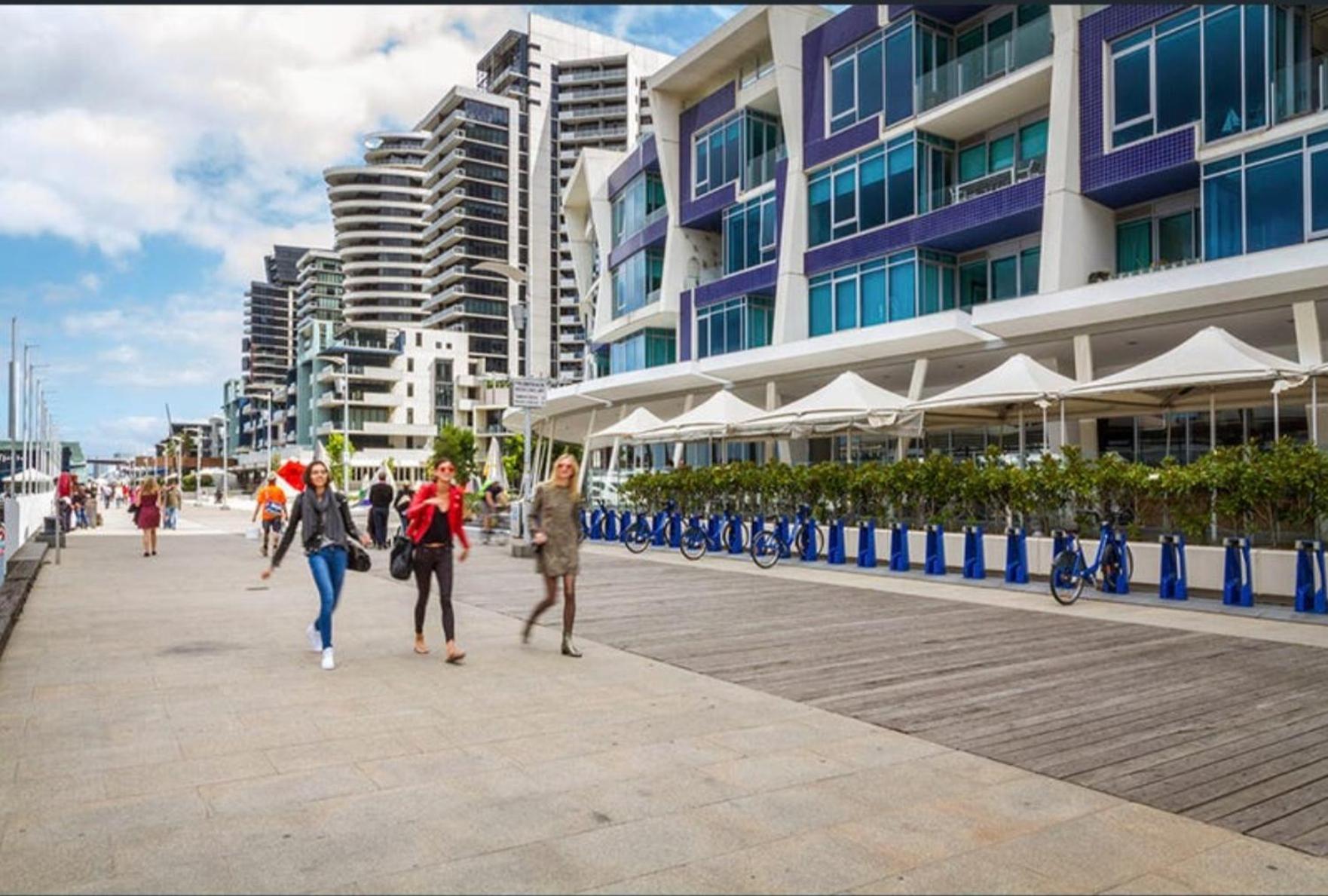 Lovely waterfront condo with swimming pool and gym in the heart of Docklands view 5