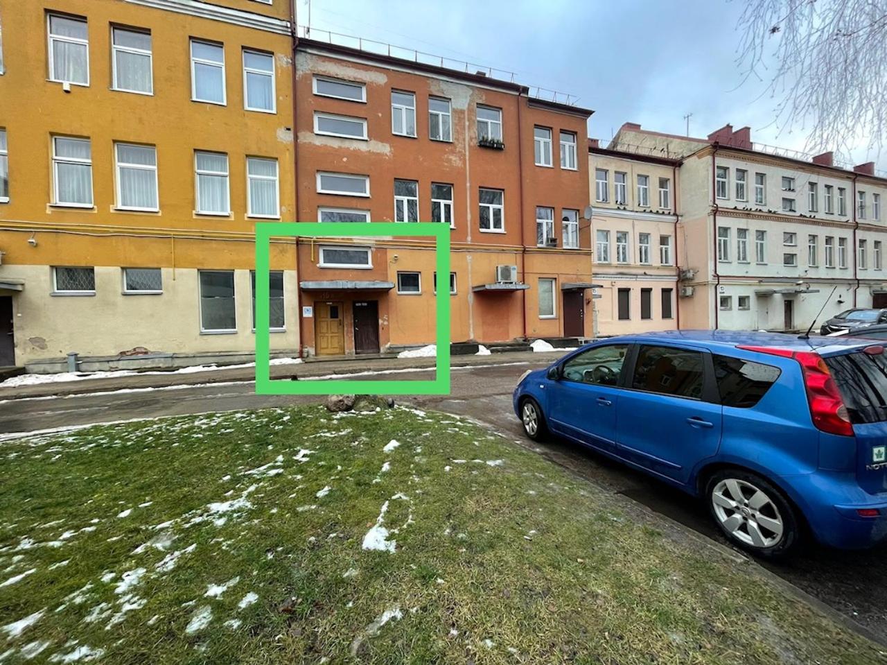 Hotel Lindens apartments with view to central square - Image 1