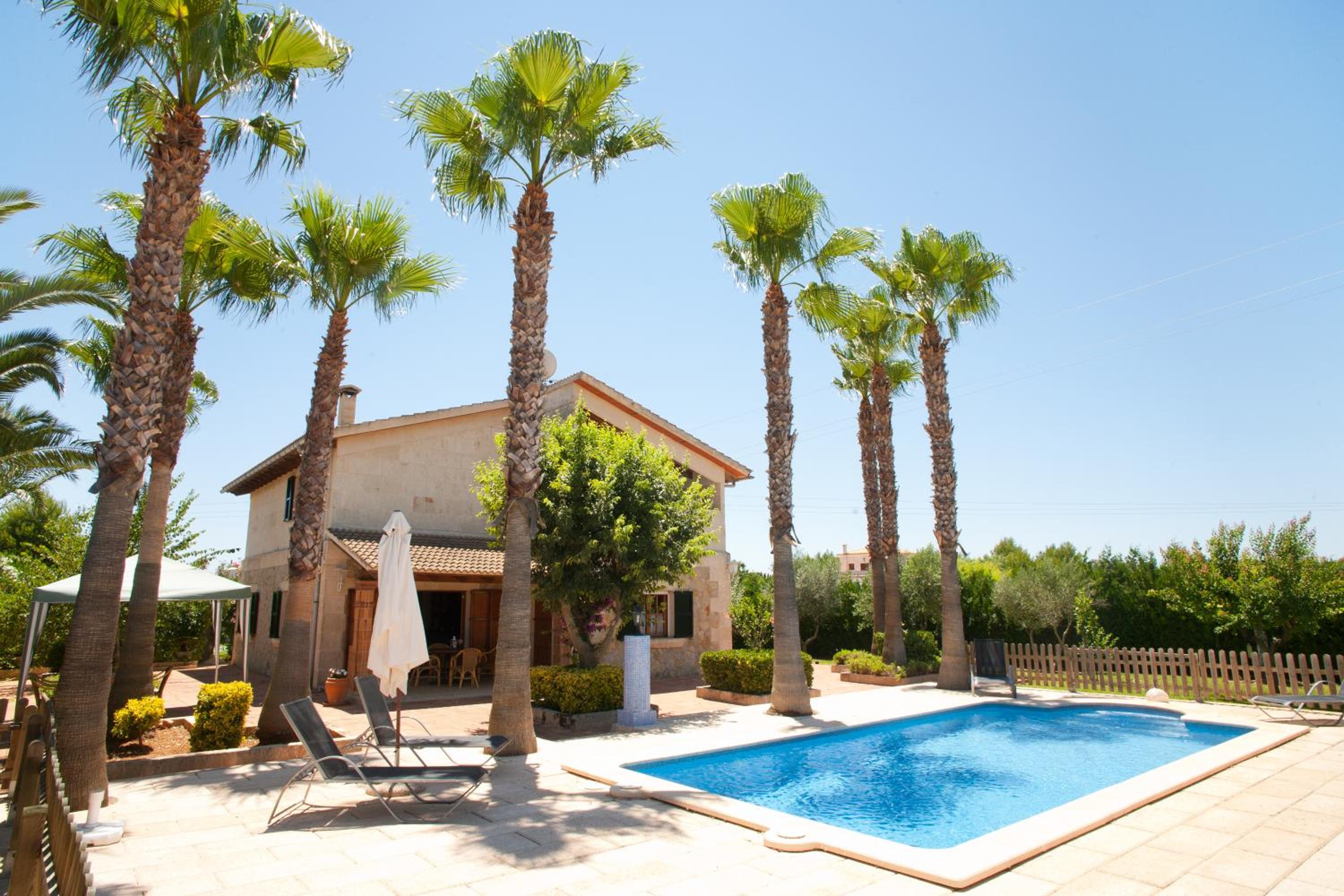 Villa Agueda en Muro — recepcion & lobby
