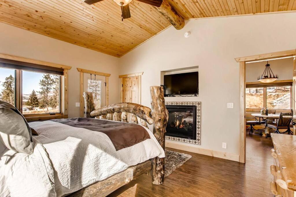 Pikes Peak Resort - Bear Den Cabin - Where Luxury and Wilderness Meet view 3