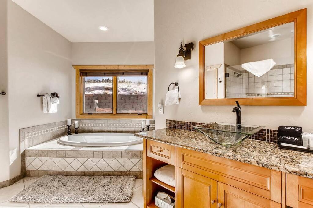 Pikes Peak Resort - Bear Den Cabin - Where Luxury and Wilderness Meet view 4