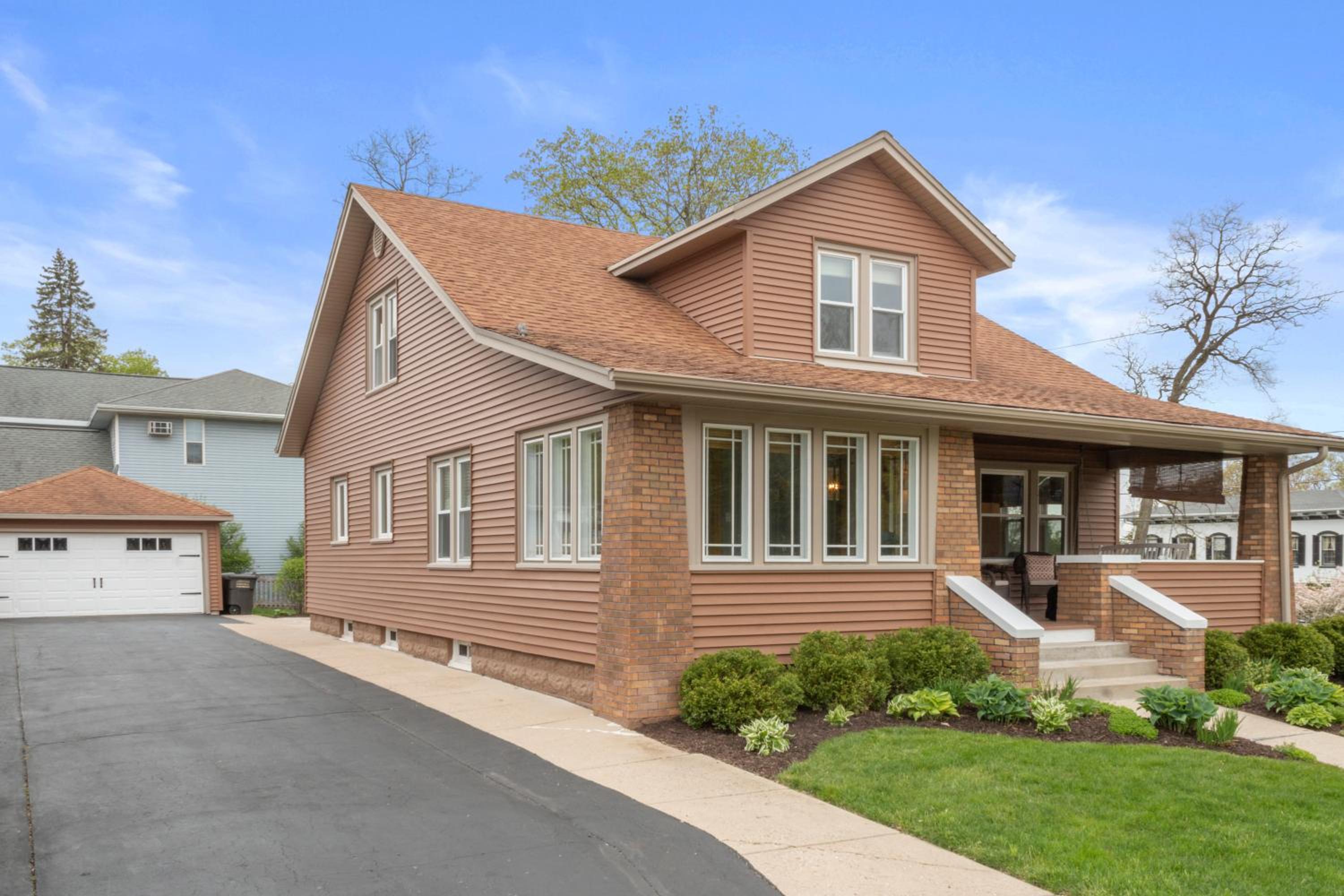 Gorgeous Downtown Bungalow, Walk Everywhere!!! view 3