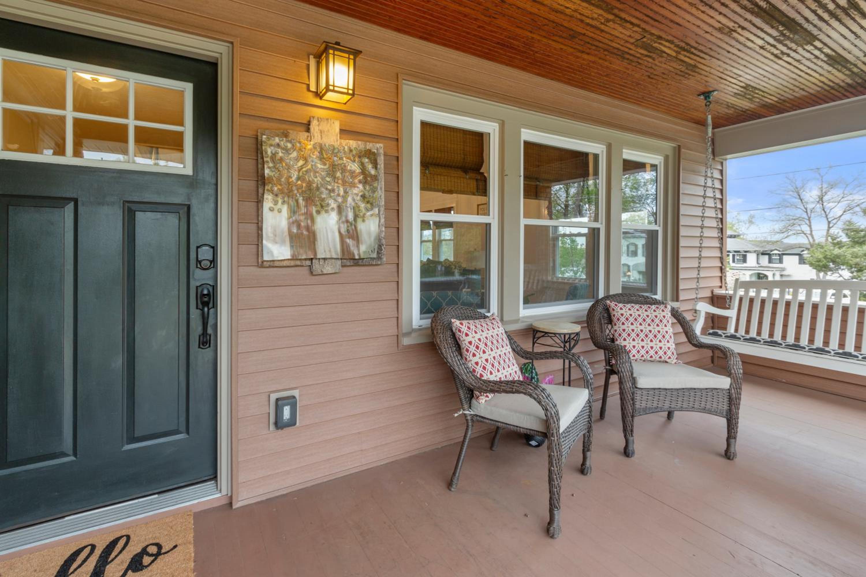 Gorgeous Downtown Bungalow, Walk Everywhere!!! view 2