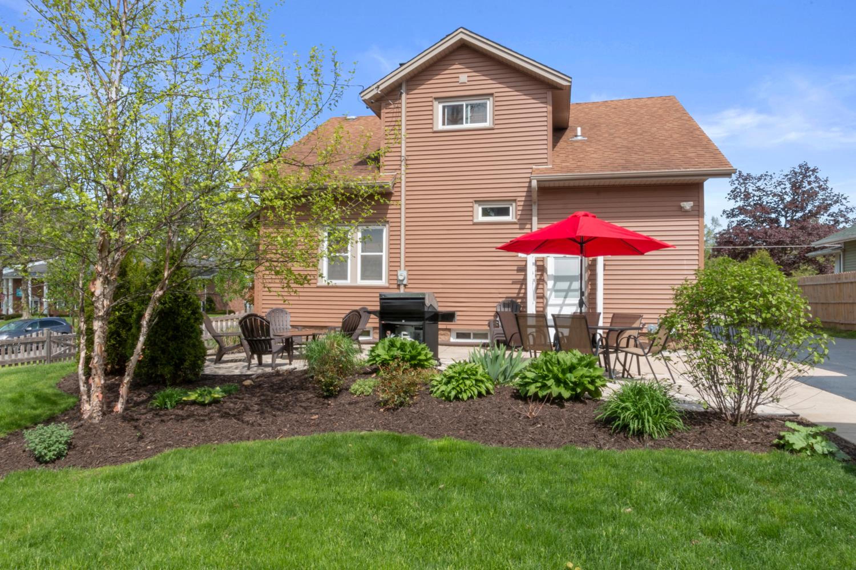 Gorgeous Downtown Bungalow, Walk Everywhere!!! view 4
