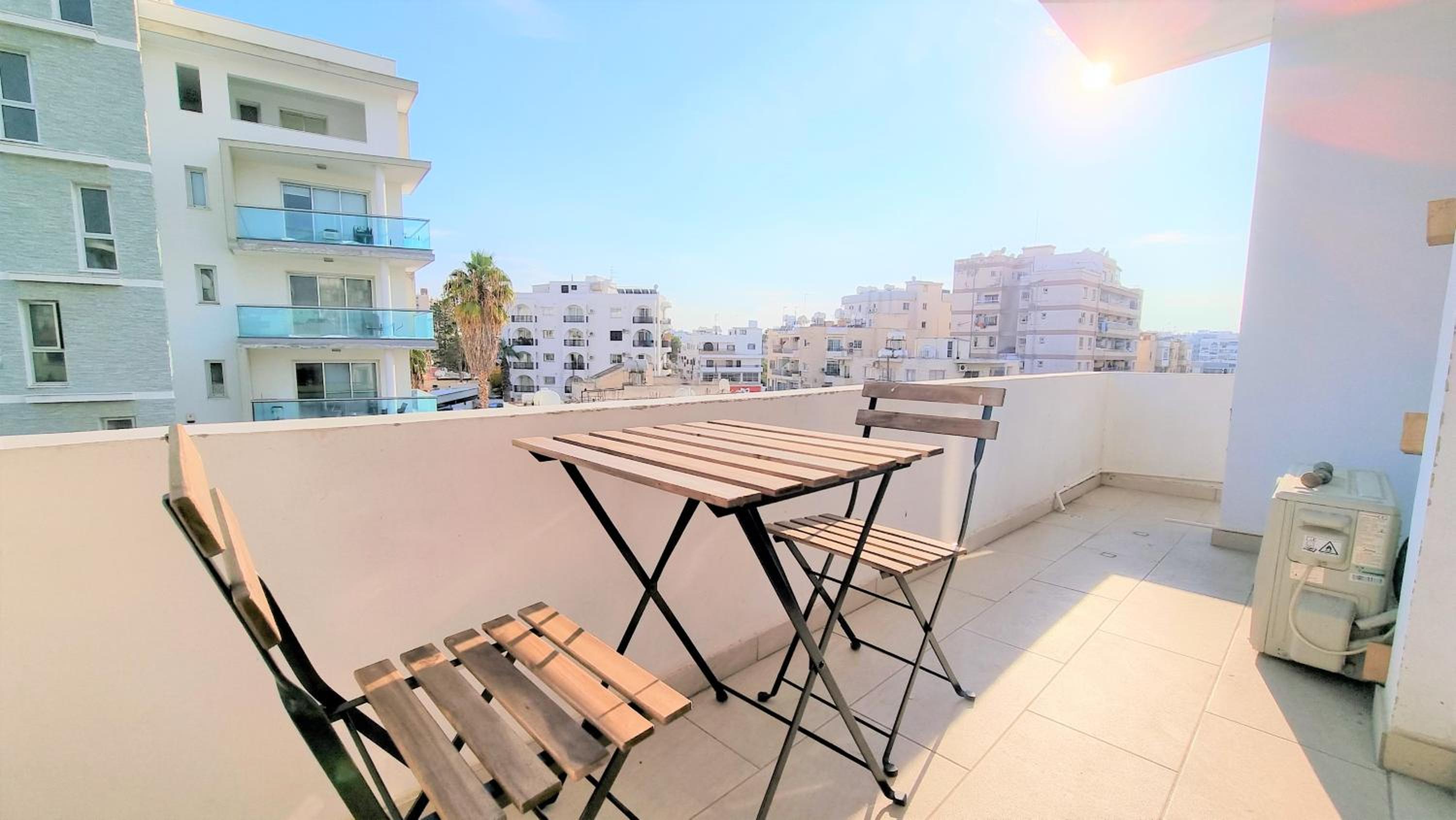 Spacious Lightflooded 2BR Apt / Near Center & Harbour view 4
