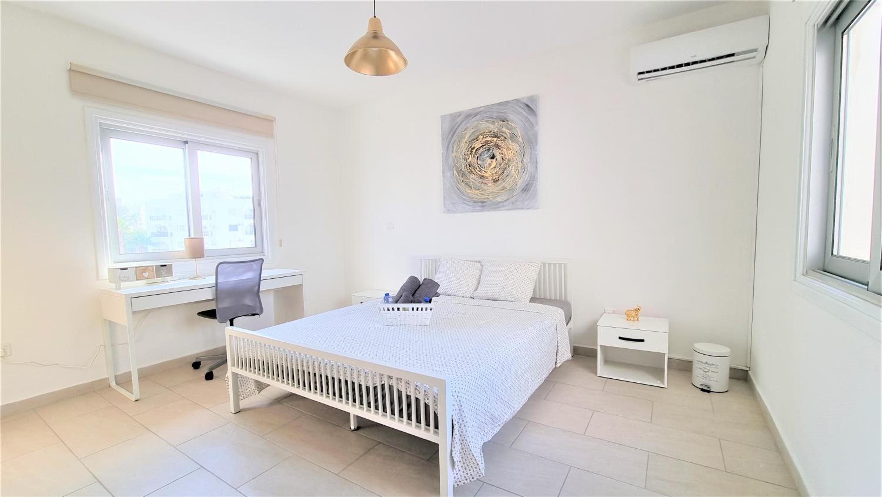 Spacious Lightflooded 2BR Apt / Near Center & Harbour view 3