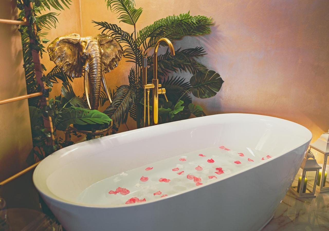 JUNGLE SUITE --- VASCA in camera photo 3