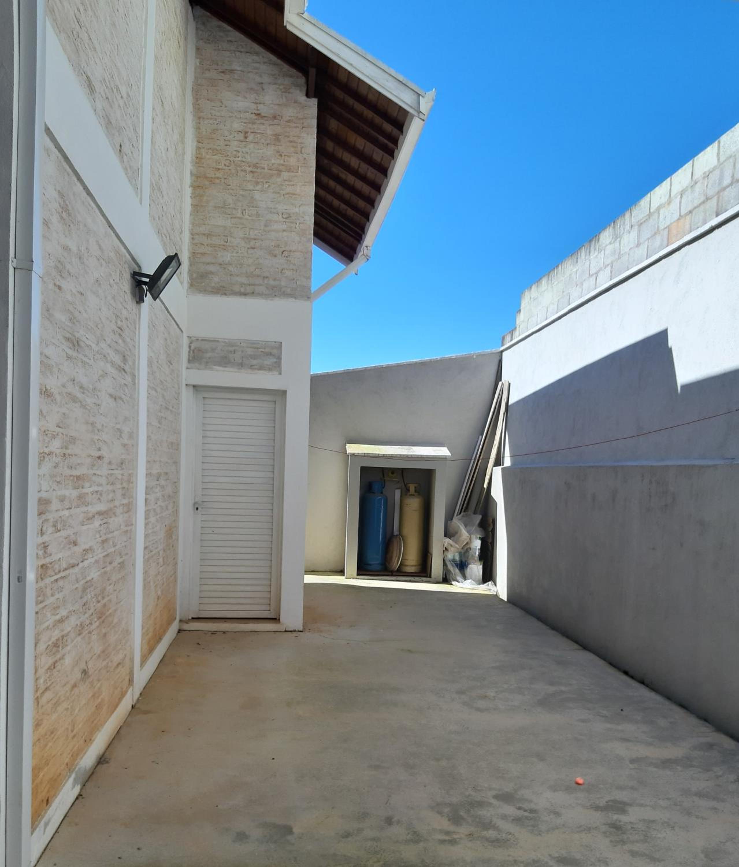 Casa MAGNÍFICA a 1 Km do centrinho com Suíte e Hidro