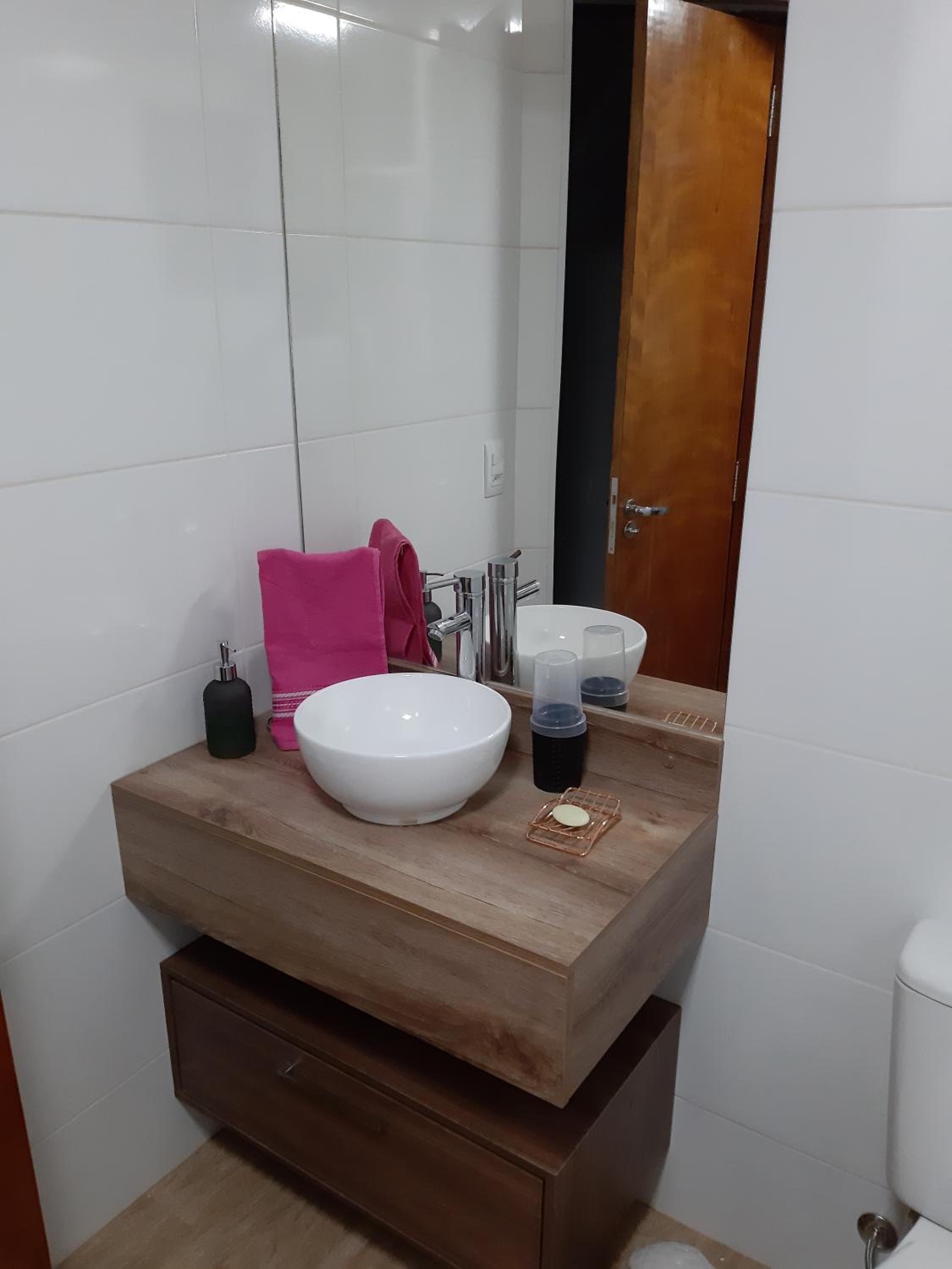 Casa MAGNÍFICA a 1 Km do centrinho com Suíte e Hidro