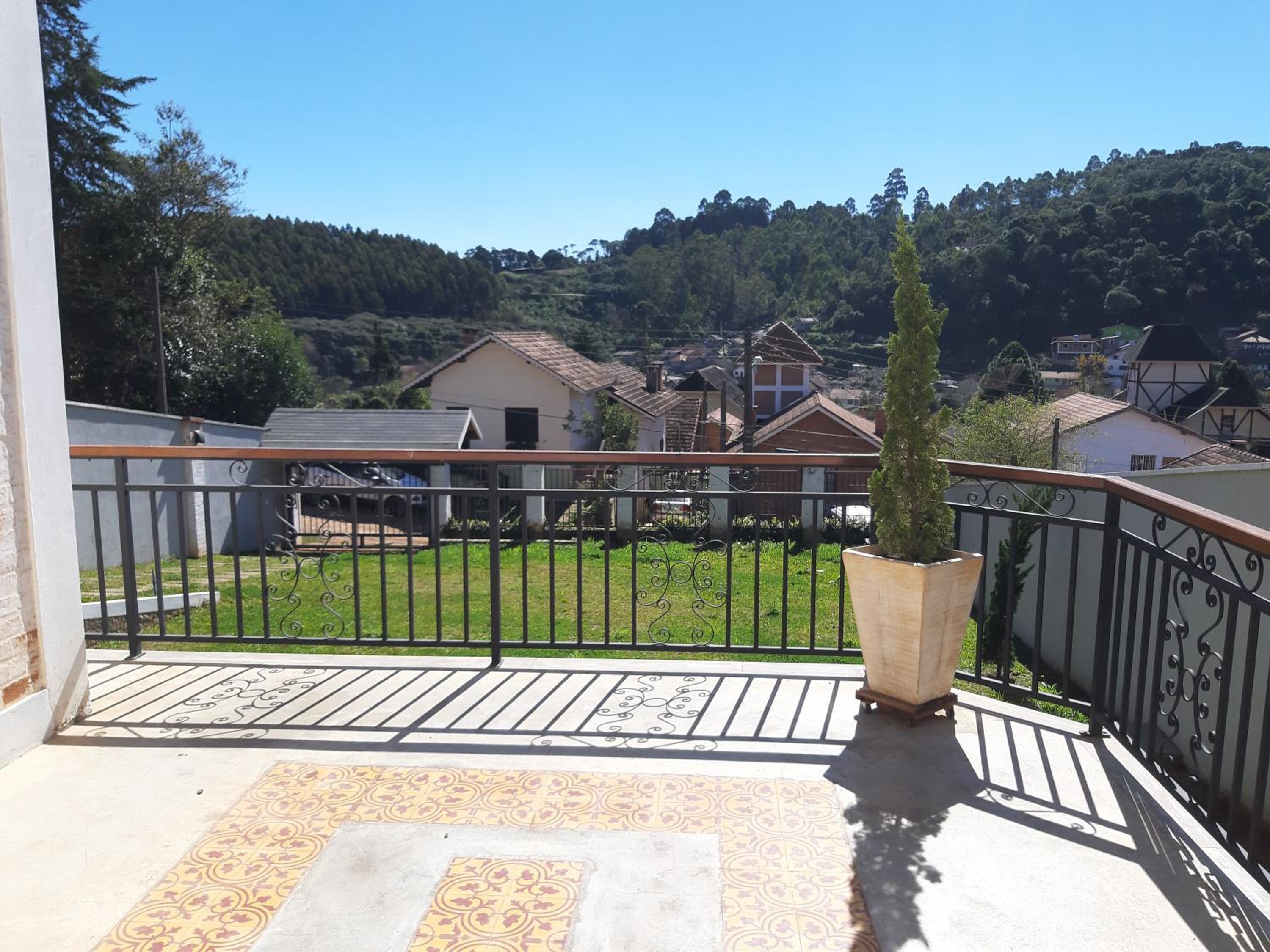 Casa MAGNÍFICA a 1 Km do centrinho com Suíte e Hidro