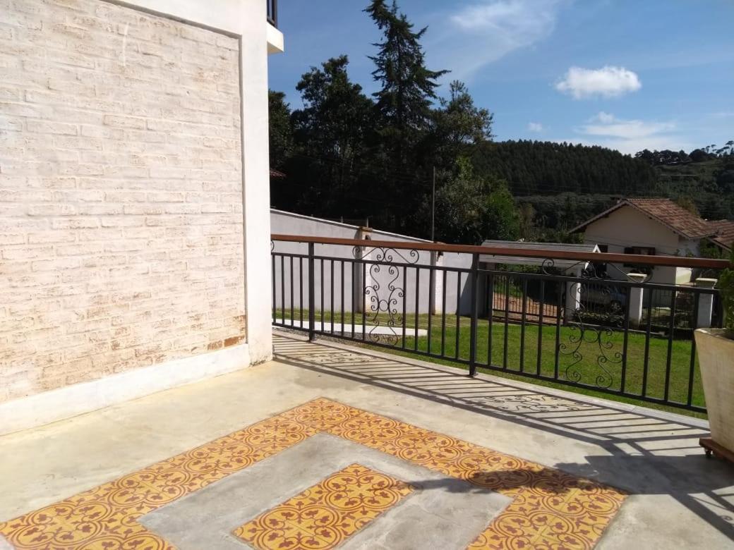 Casa MAGNÍFICA a 1 Km do centrinho com Suíte e Hidro