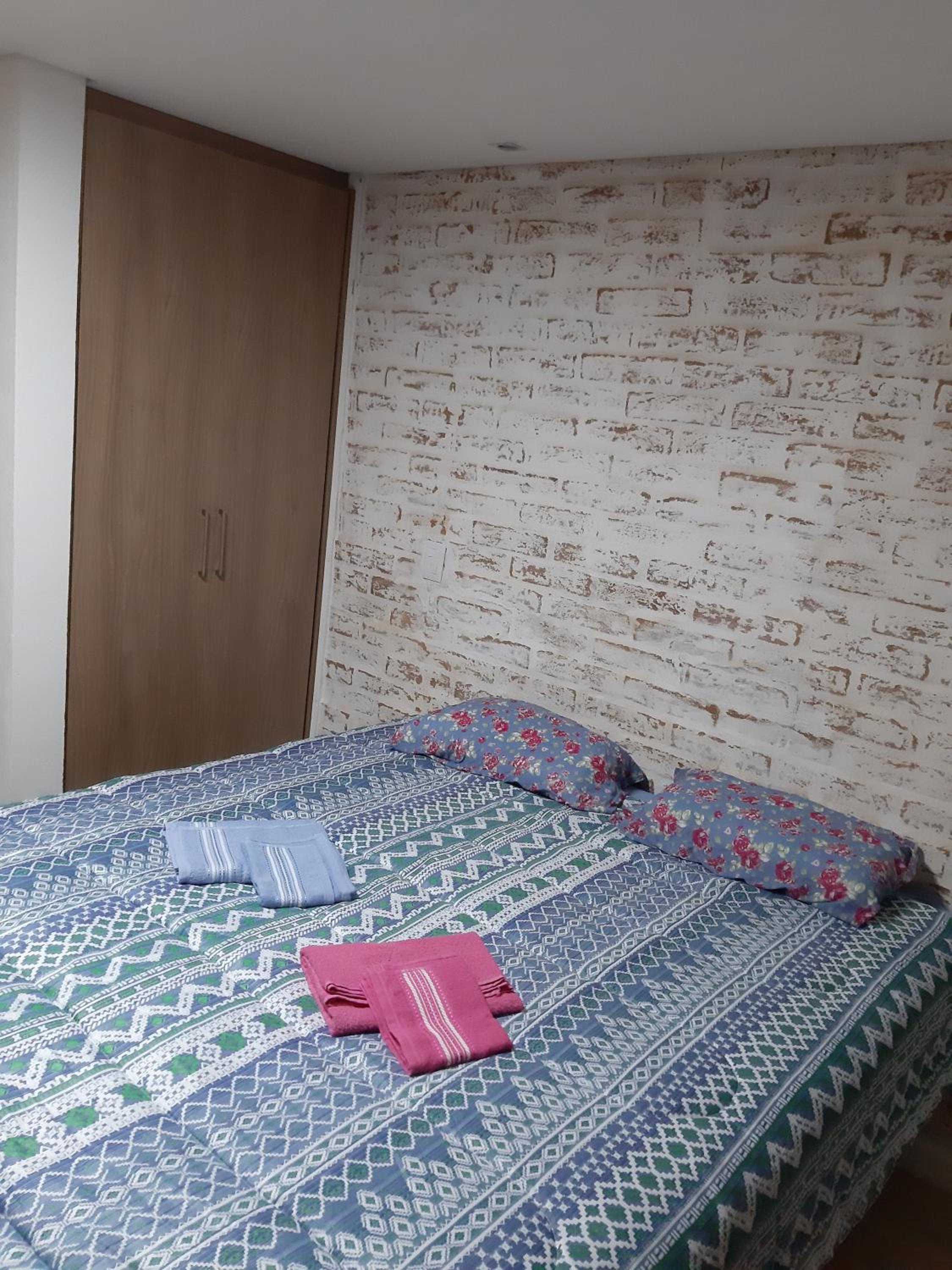 Casa MAGNÍFICA a 1 Km do centrinho com Suíte e Hidro