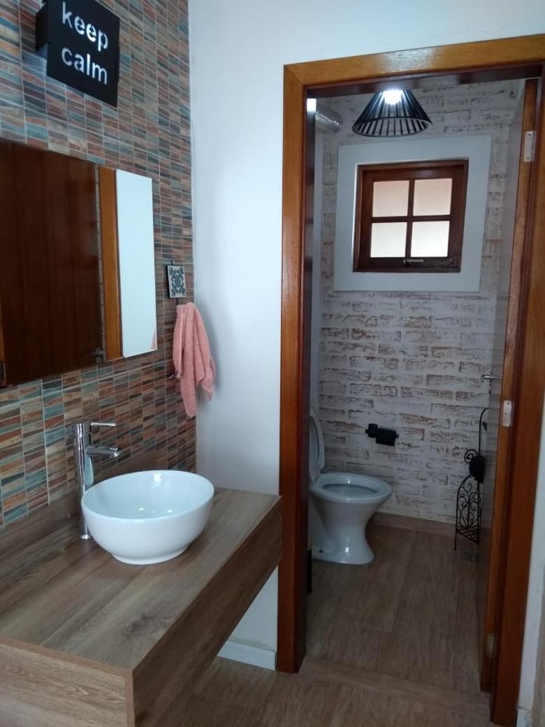 Casa MAGNÍFICA a 1 Km do centrinho com Suíte e Hidro