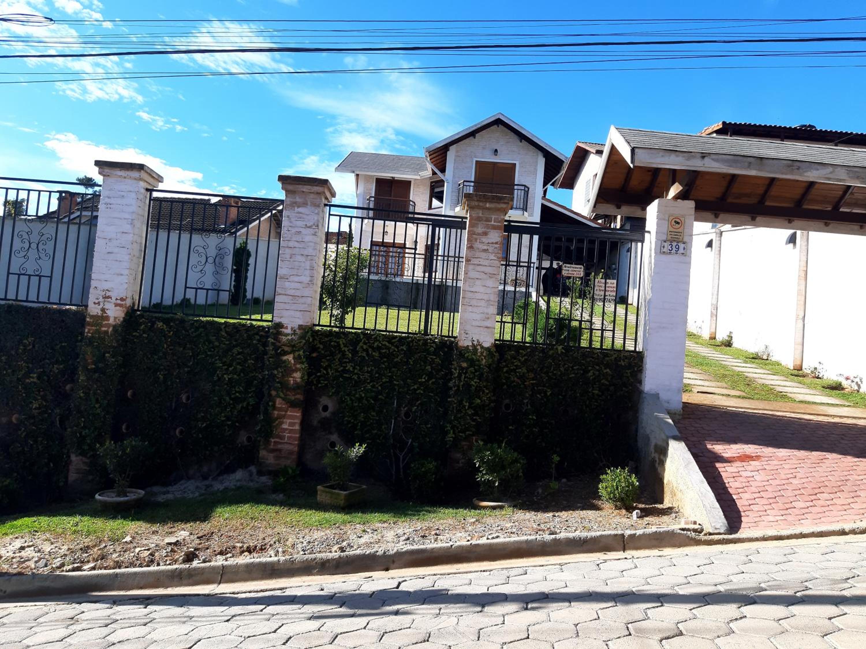 Casa MAGNÍFICA a 1 Km do centrinho com Suíte e Hidro