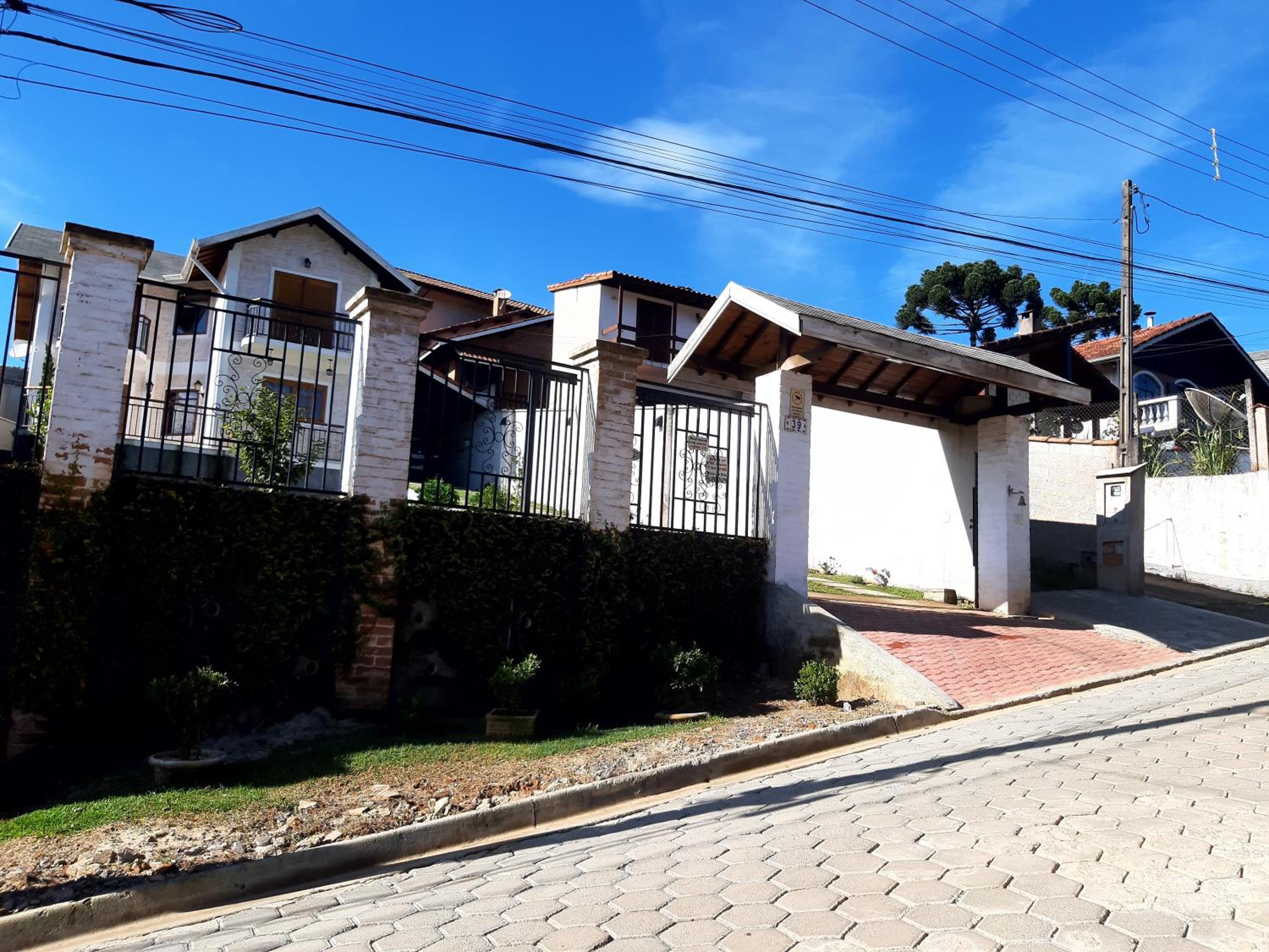 Casa MAGNÍFICA a 1 Km do centrinho com Suíte e Hidro