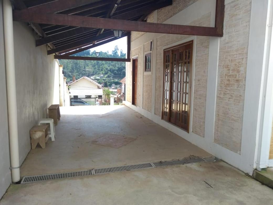 Casa MAGNÍFICA a 1 Km do centrinho com Suíte e Hidro