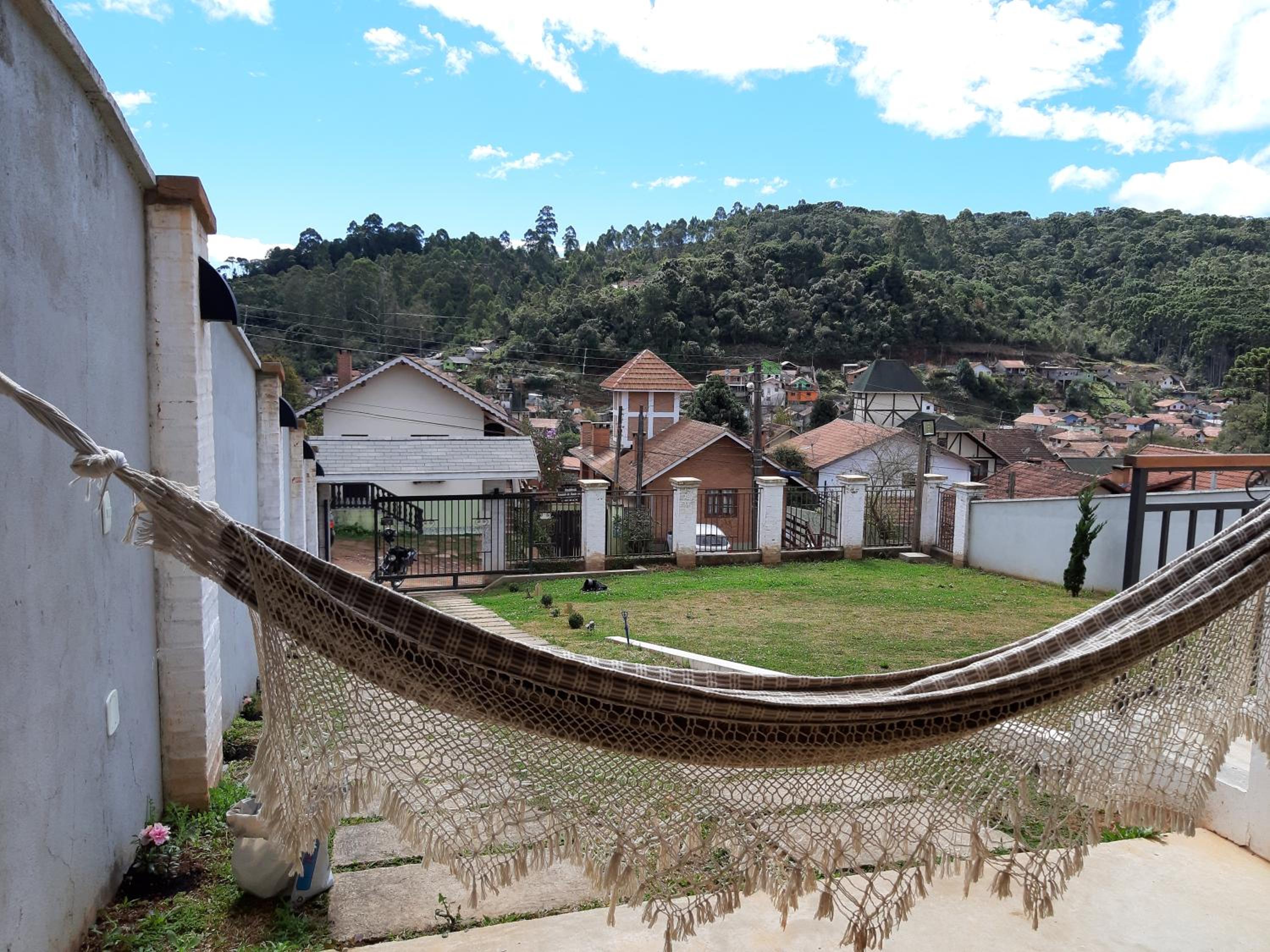 Casa MAGNÍFICA a 1 Km do centrinho com Suíte e Hidro