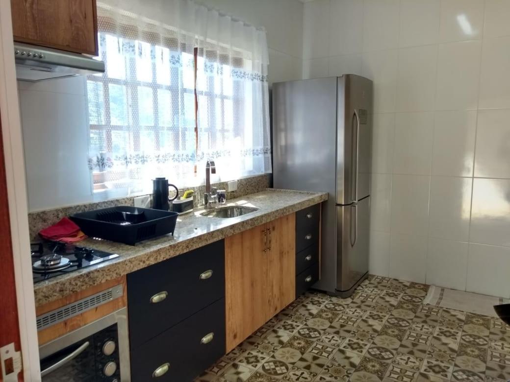 Casa MAGNÍFICA a 1 Km do centrinho com Suíte e Hidro