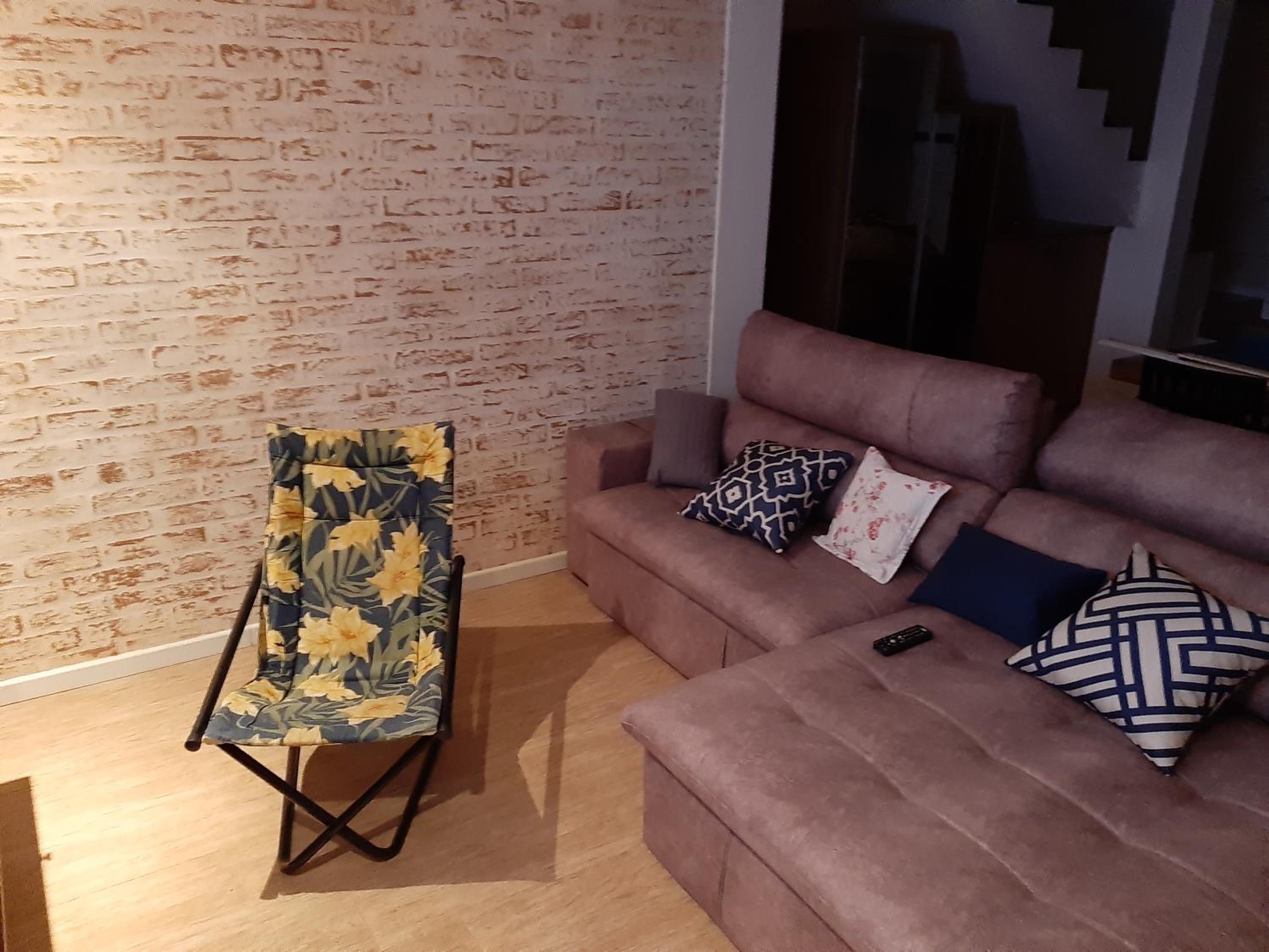 Casa MAGNÍFICA a 1 Km do centrinho com Suíte e Hidro