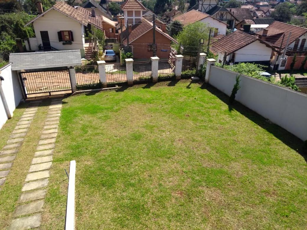 Casa MAGNÍFICA a 1 Km do centrinho com Suíte e Hidro