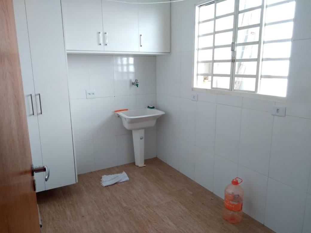 Casa MAGNÍFICA a 1 Km do centrinho com Suíte e Hidro