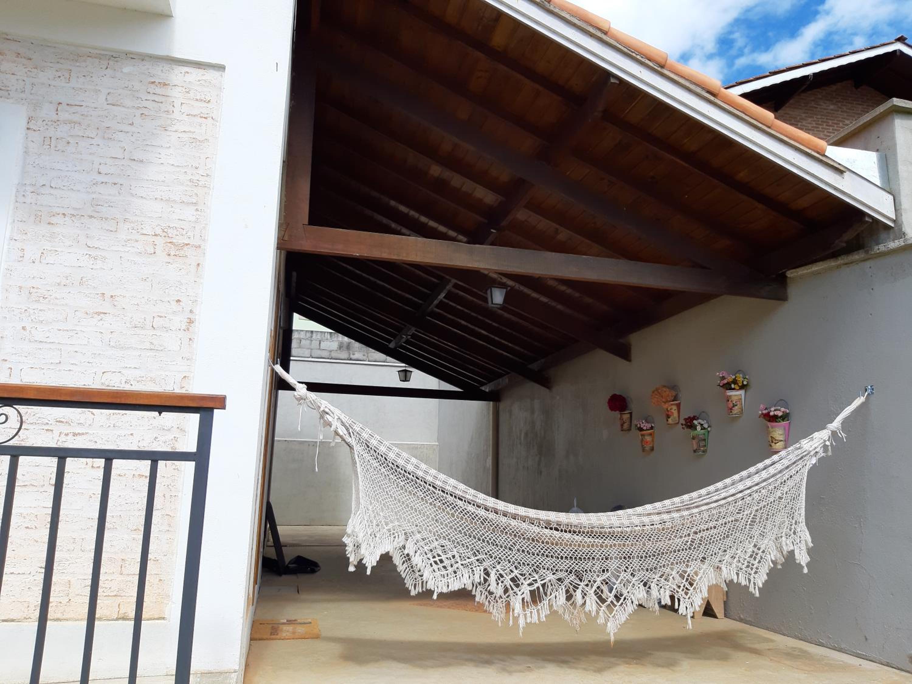 Casa MAGNÍFICA a 1 Km do centrinho com Suíte e Hidro