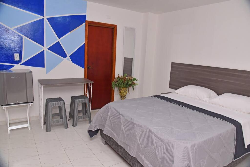 Cozy 1BR APT walking distance to Airport/Beach