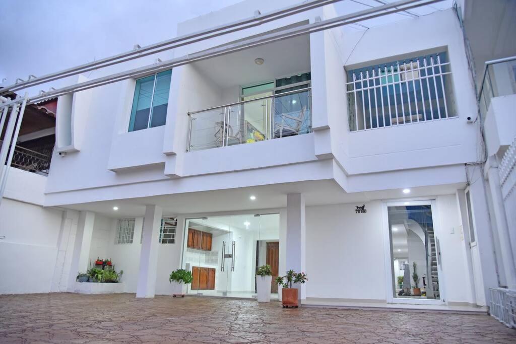 Cozy 1BR APT walking distance to Airport/Beach
