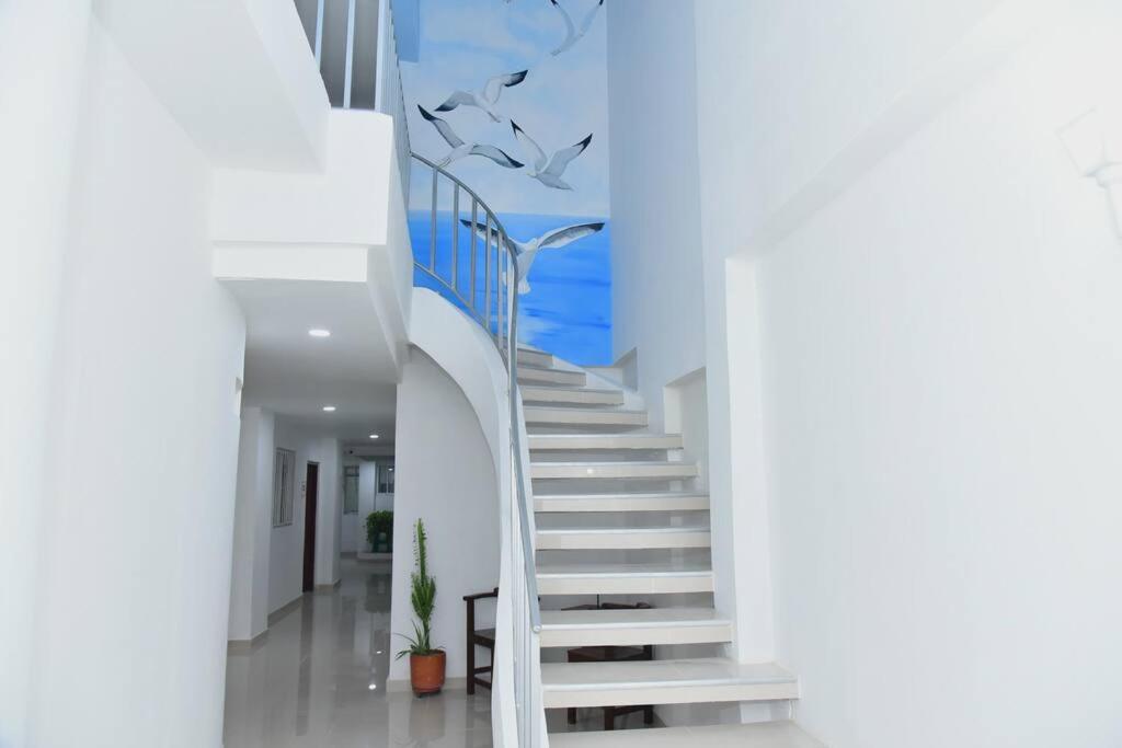 Cozy 1BR APT walking distance to Airport/Beach