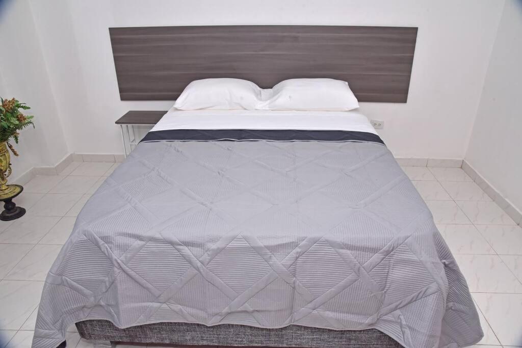 Cozy 1BR APT walking distance to Airport/Beach
