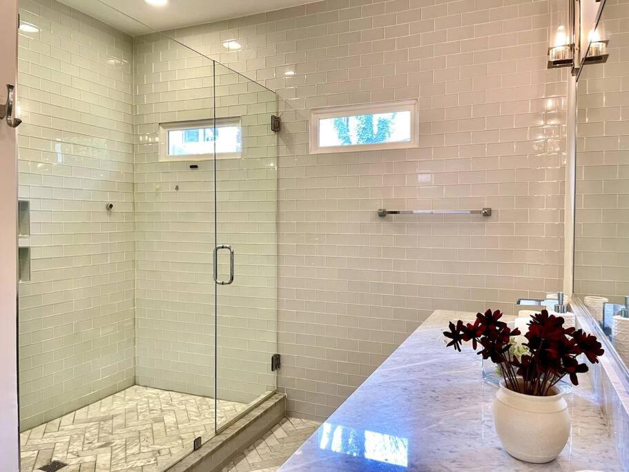 Modern 4BR 2BA Home w/ Porch Swing - Walk&Bike ATL view 4