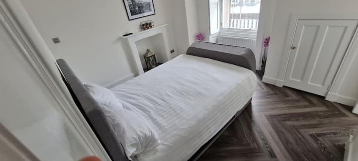 Castle Terrace 1 Bed Apartment Looking onto Edinburgh Castle - Sleeps upto 4 view 2