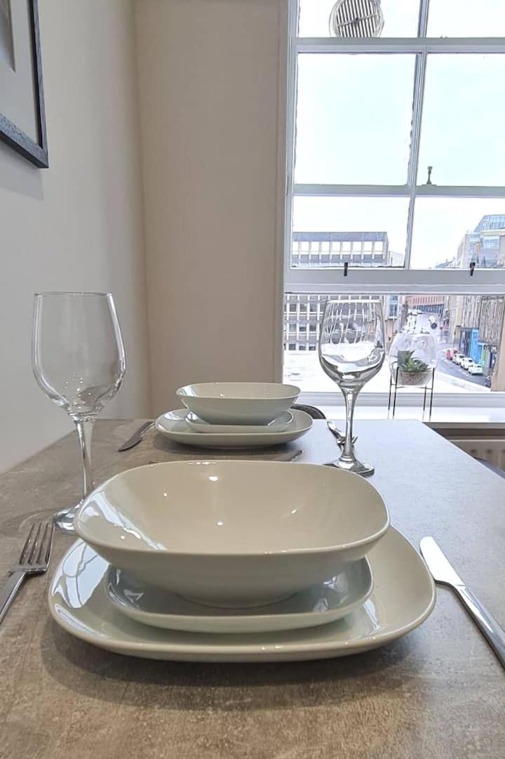 Castle Terrace 1 Bed Apartment Looking onto Edinburgh Castle - Sleeps upto 4 view 4