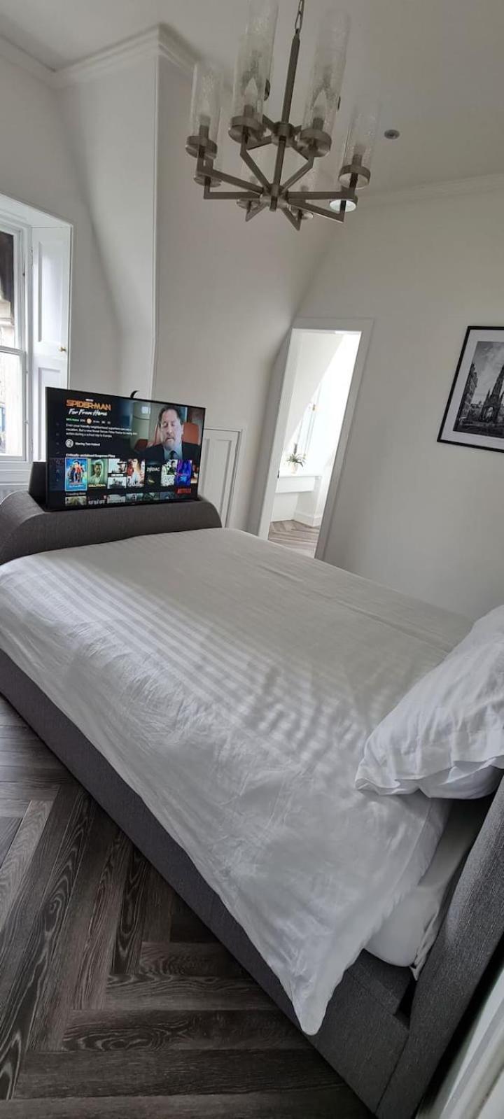 Castle Terrace 1 Bed Apartment Looking onto Edinburgh Castle - Sleeps upto 4 view 5