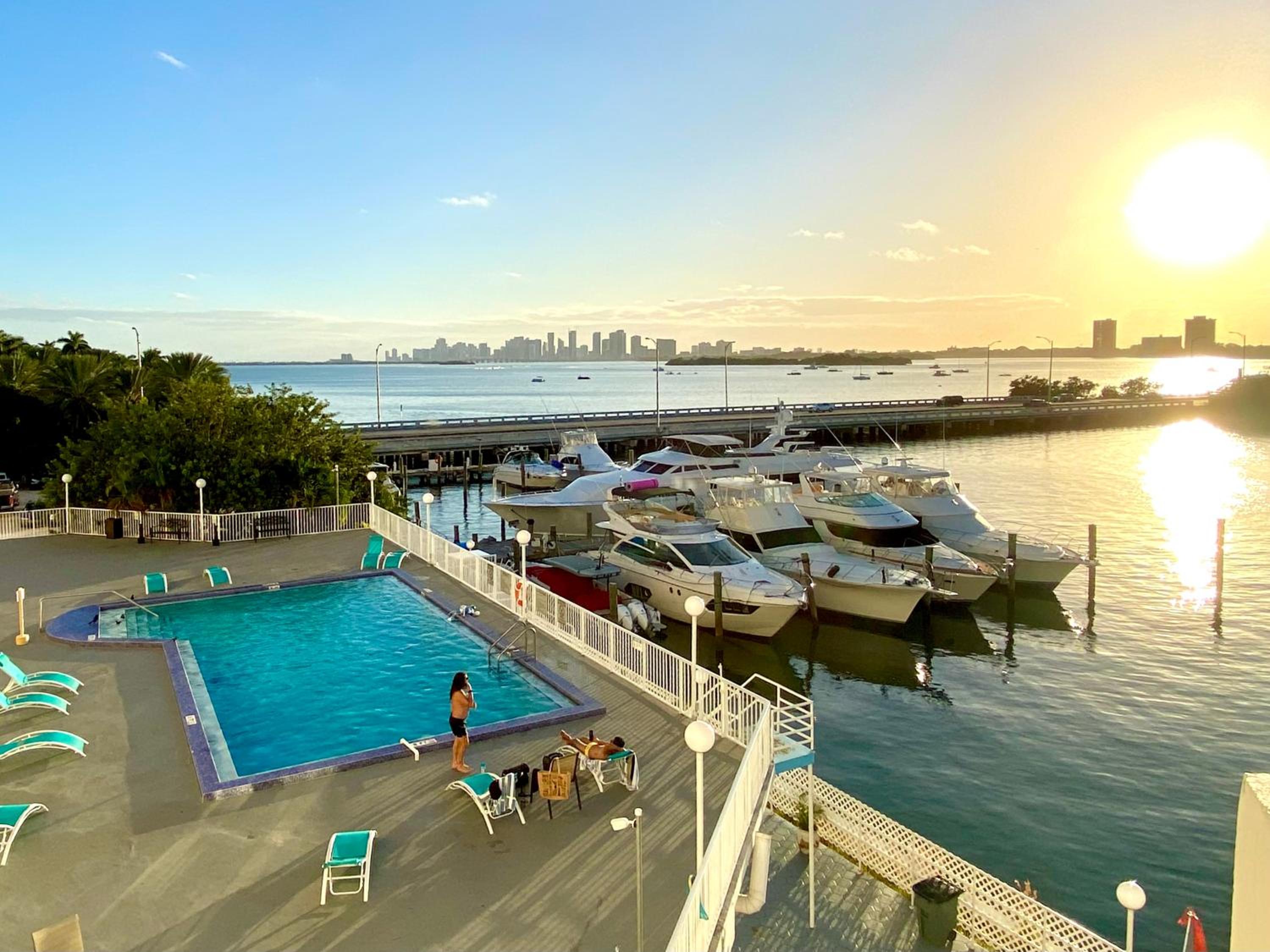 Deluxe waterfront one bedroom apartment with Miami Skyline view, free parking 5 mins drive to Miami Beach view 3