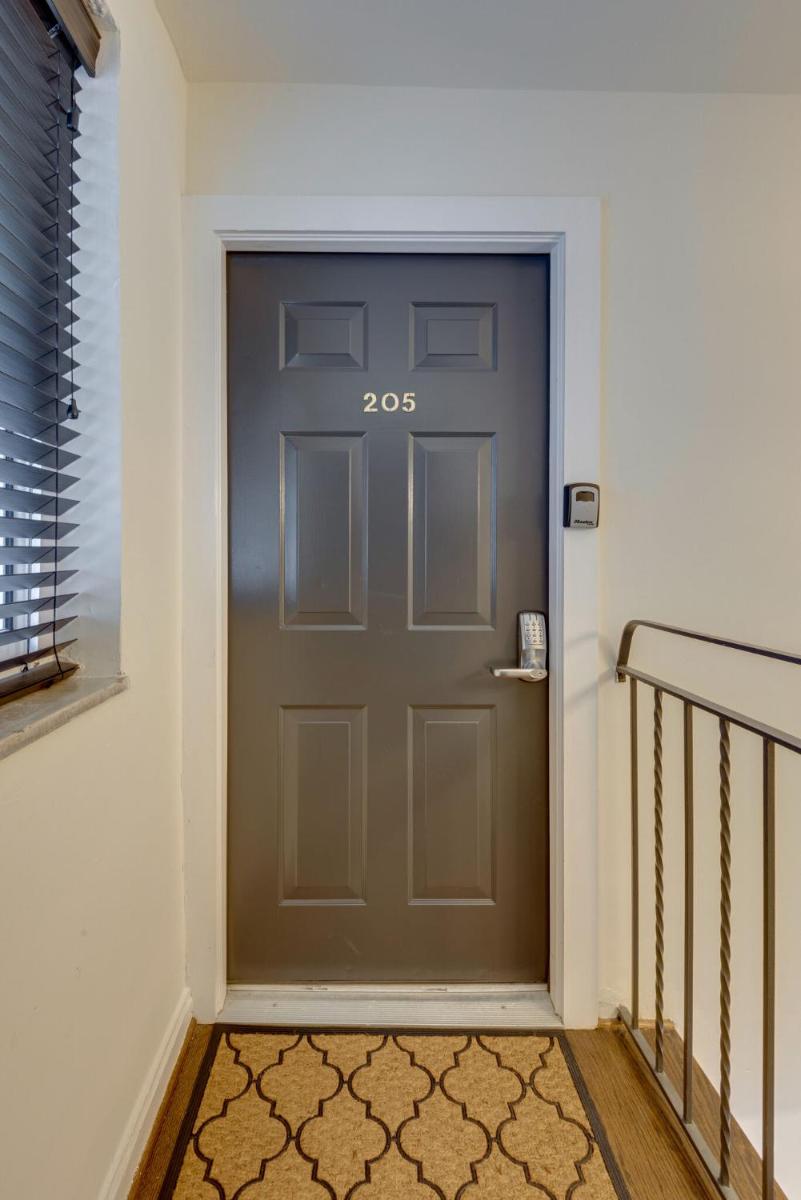 Nashville Flat Across From Vanderbilt -205 view 3