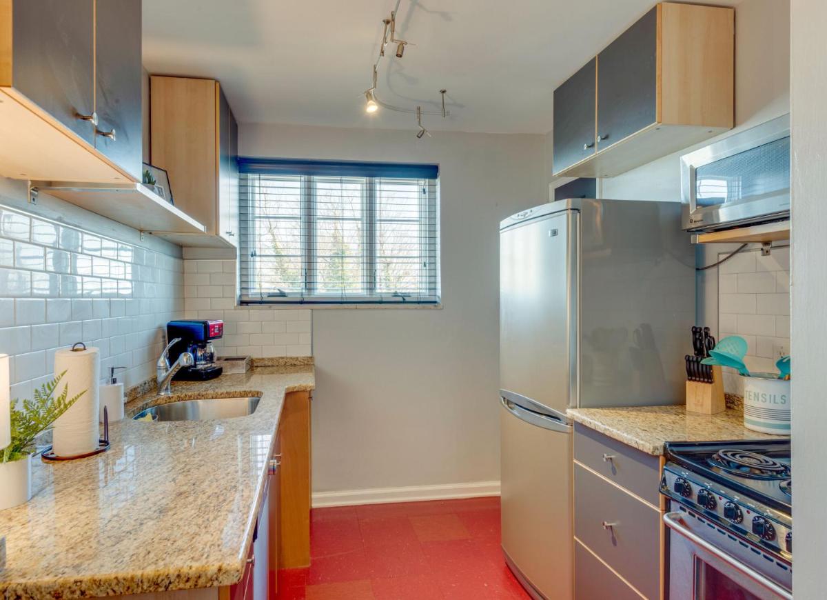 Nashville Flat Across From Vanderbilt -205 view 5